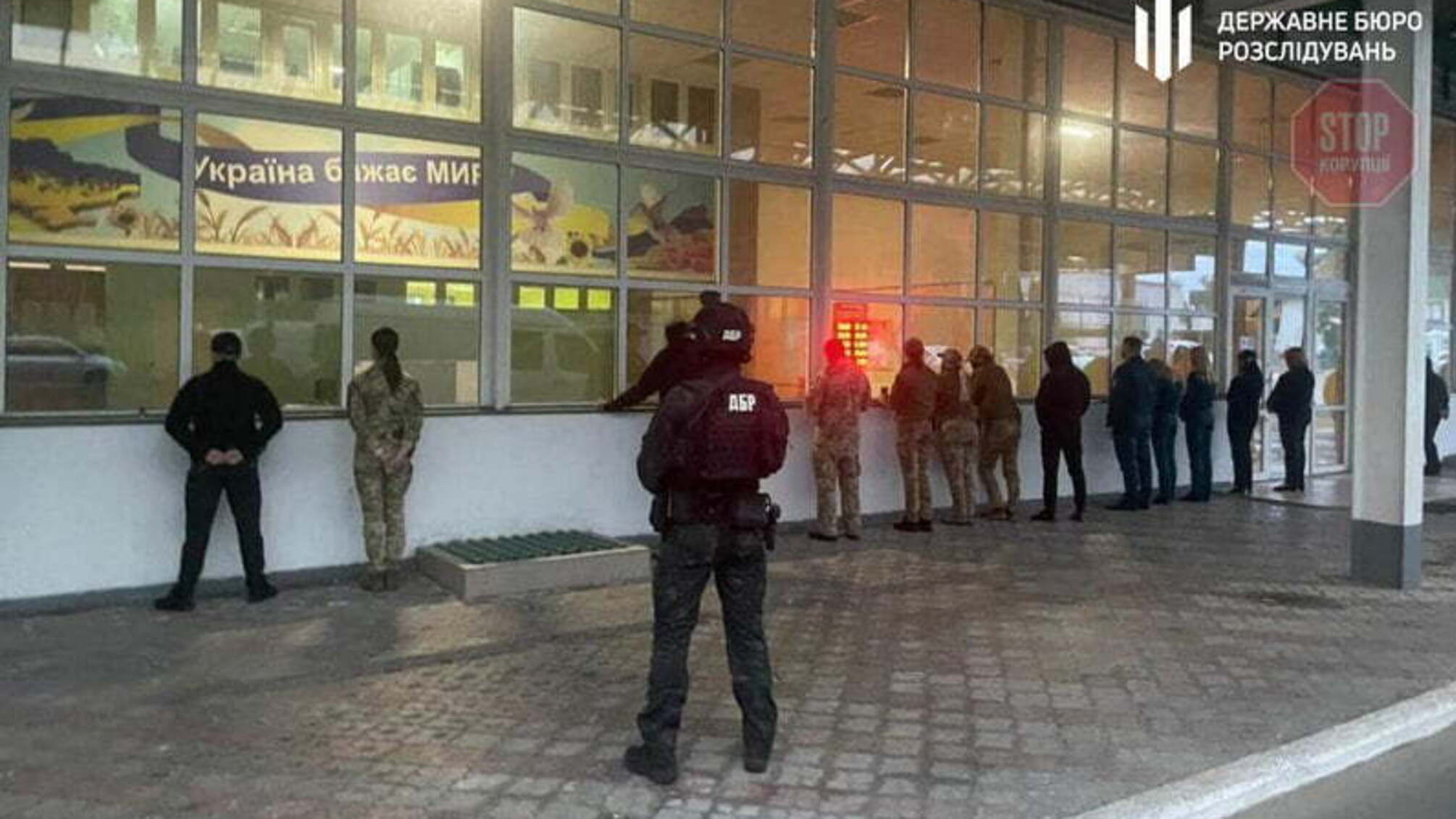 500 євро з кожної автівки: на Львівщині затримали двох митників, які вимагали хабарі (фото)