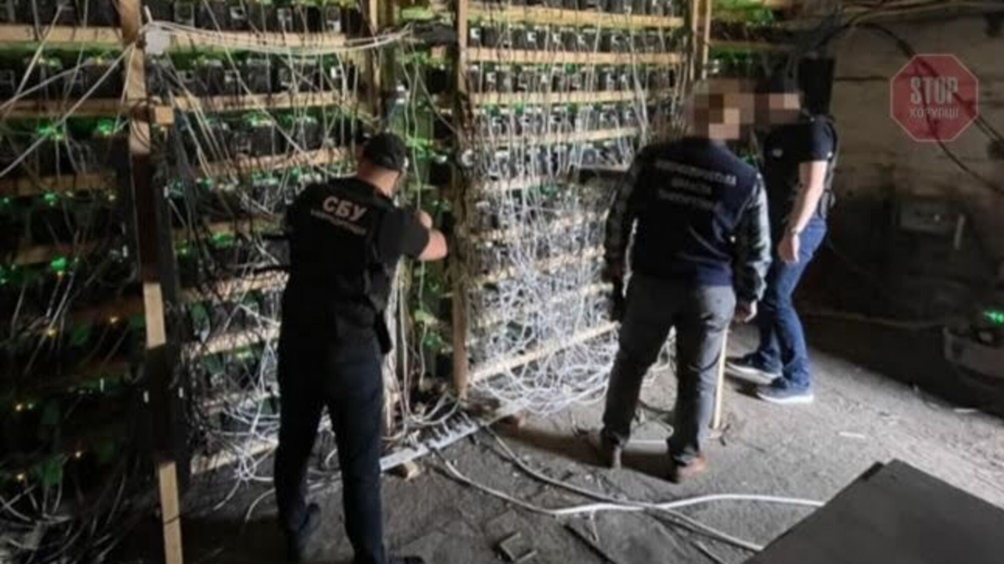 Подключились к электроподстанции: СБУ в Днепропетровской области разоблачила 'майнеров' криптовалюты (фото)