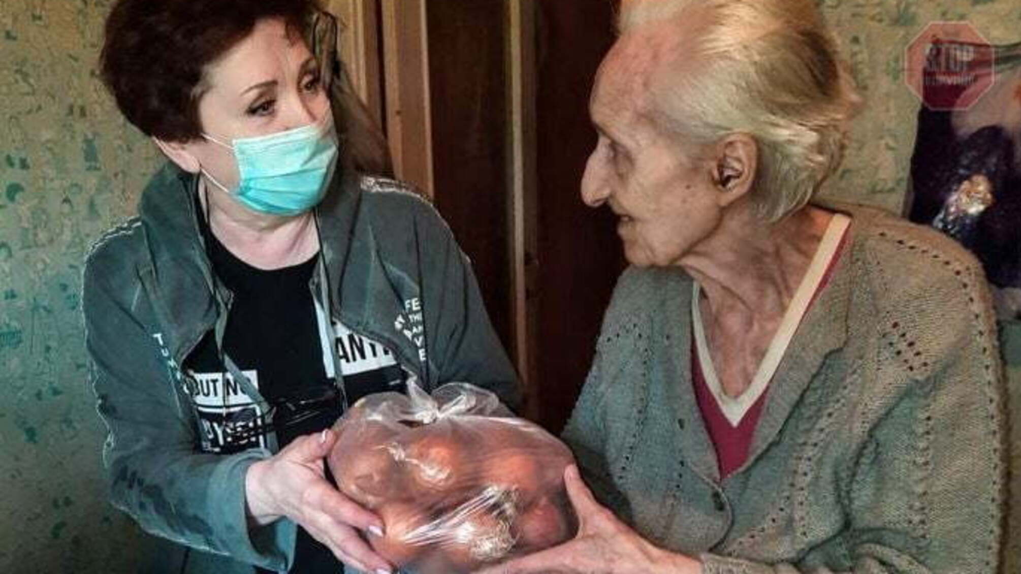 В Кривом Роге чиновники подарили пенсионерам лук