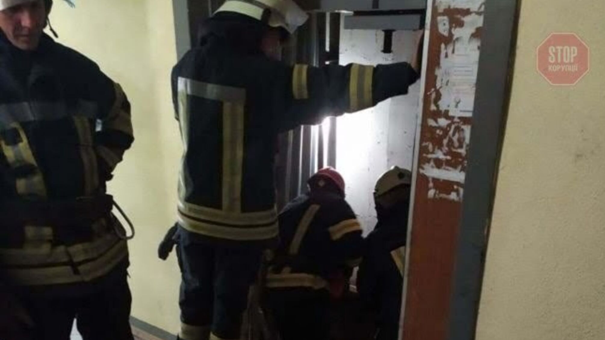 У київській багатоповерхівці обірвався ліфт, є загиблий