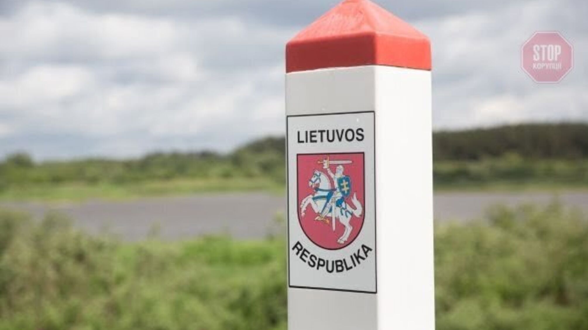 Белорусские беженцы разгромили лагерь и протестуют на границе с Литвой