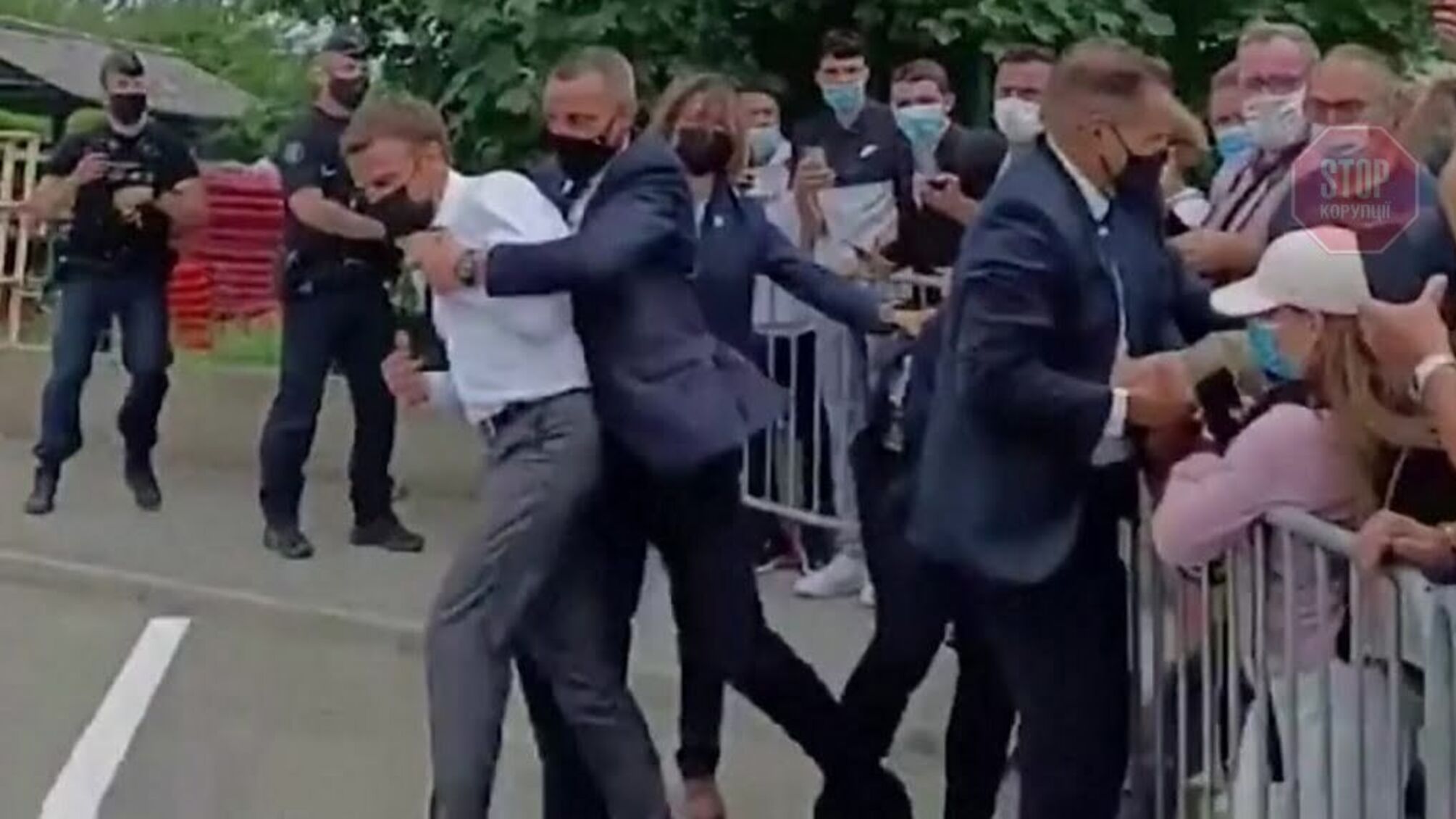 Чоловіку, який дав ляпаса Макрону, загрожує в'язниця