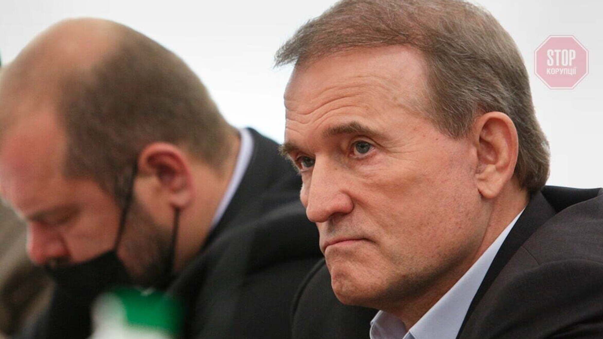 СМИ: Суд разрешил заочно расследовать дело о госизмене двух соратников Медведчука
