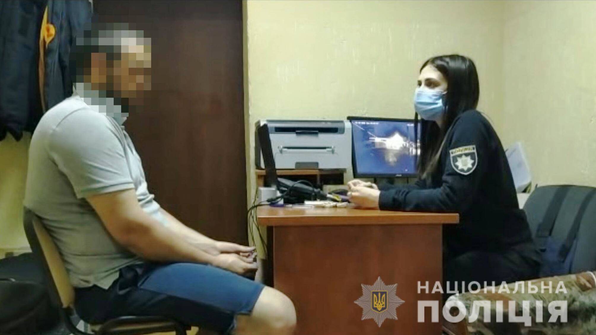 Одеські поліцейські затримали чоловіка за підозрою у розбійних нападах на молодих жінок