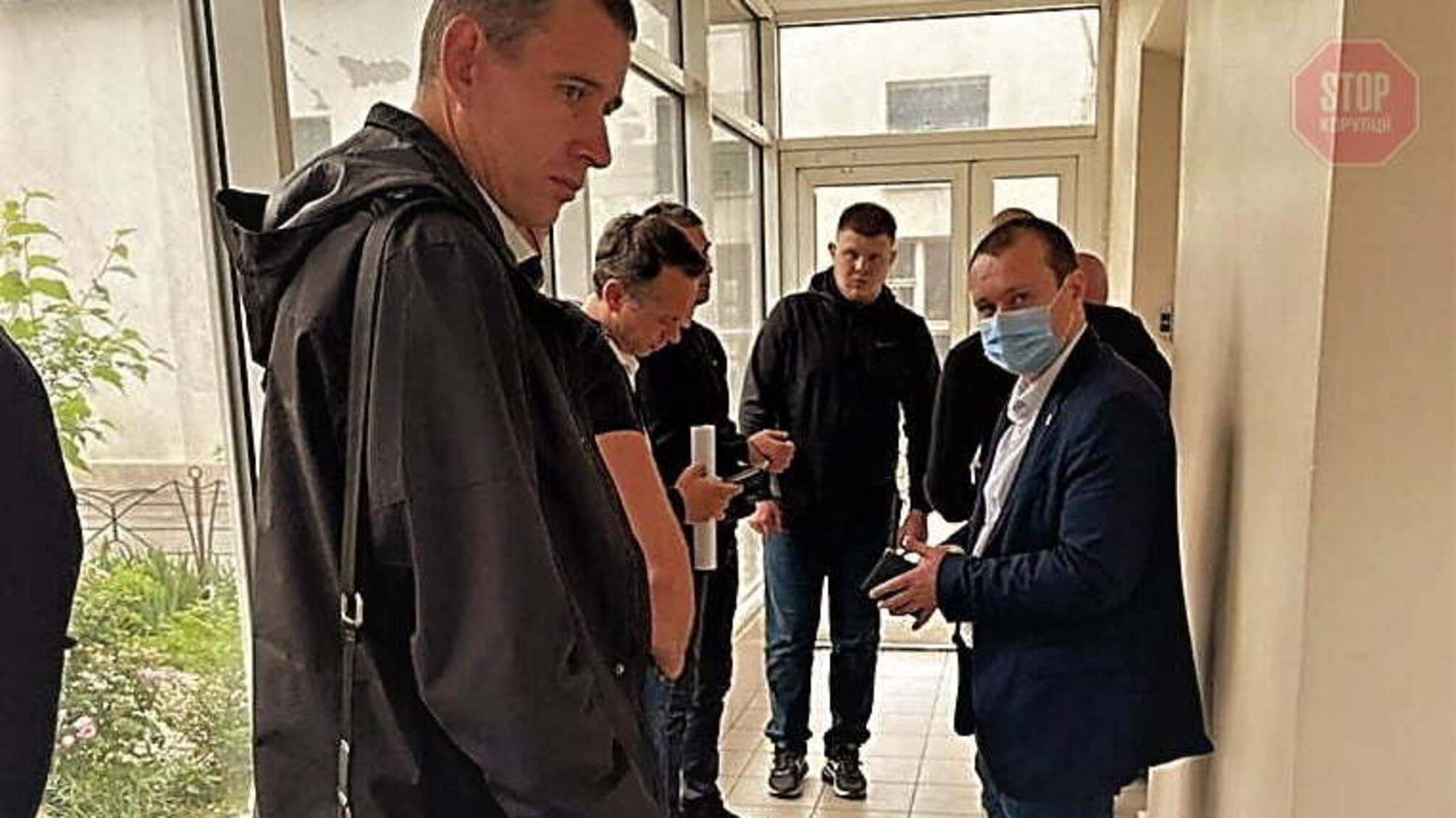 Рейдерство Одеського порту: будівлю захопили озброєні молодики, на місці працюють правоохоронці (фото, ексклюзив)