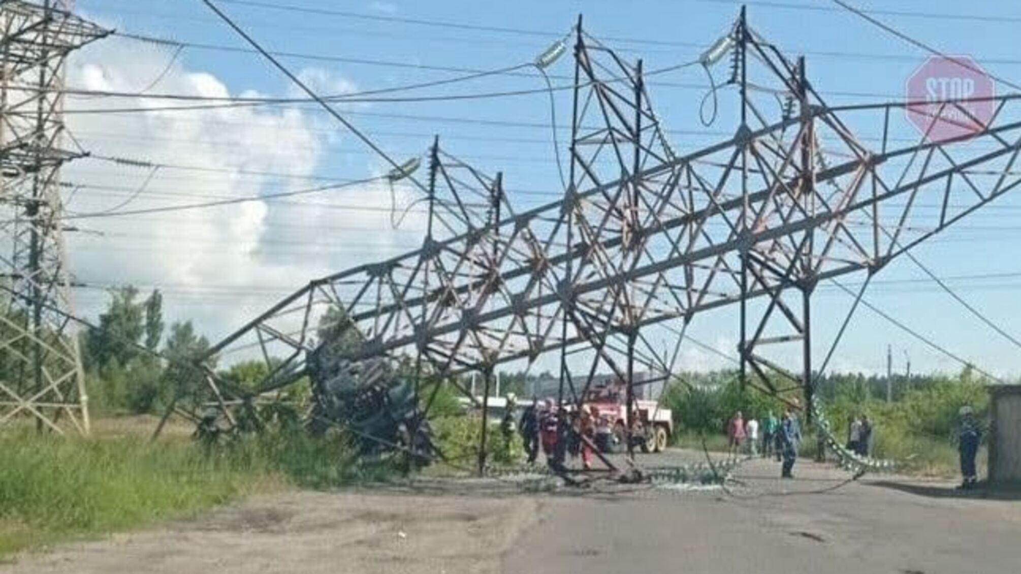 У Мережі з'явилося відео, як вантажівка знесла електроопору в Києві