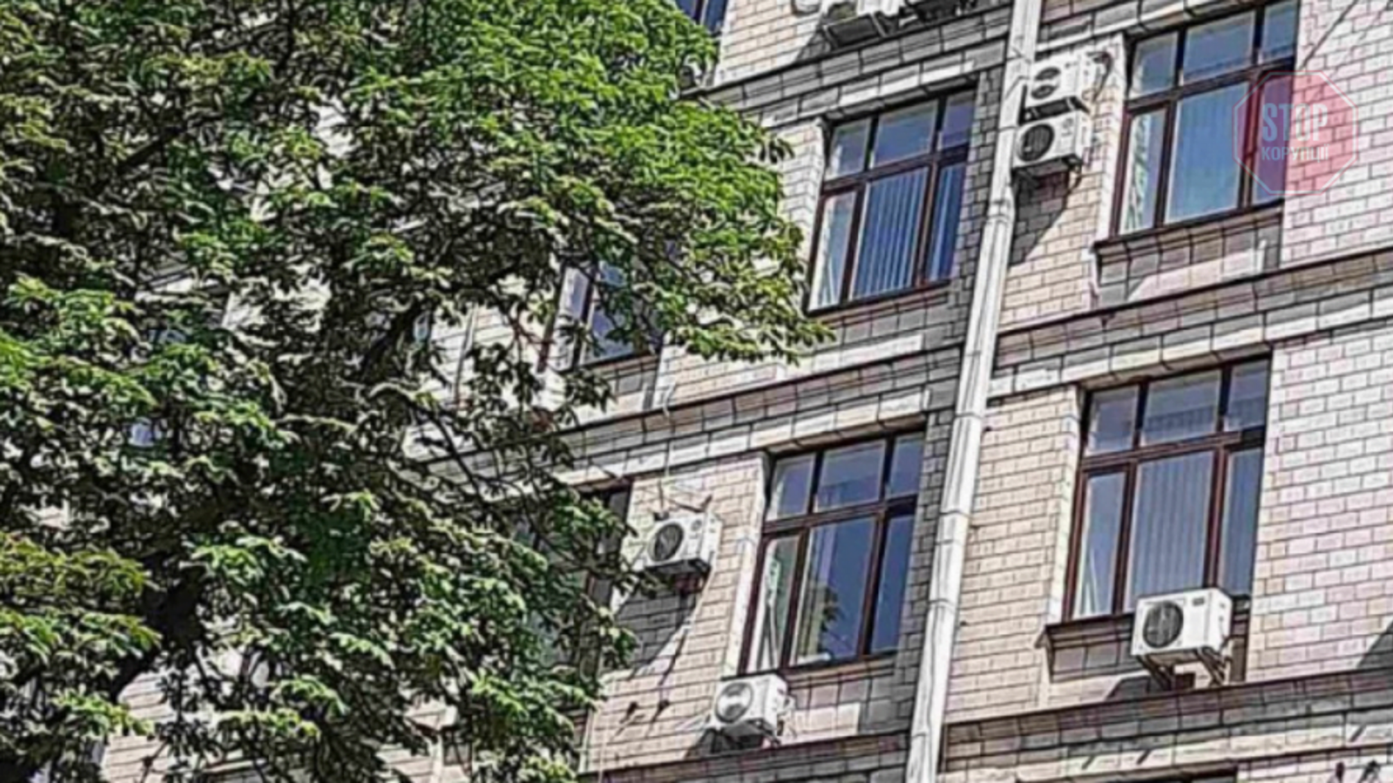 В Киеве на Крещатике человек погиб после падения из окна многоэтажки (фото)