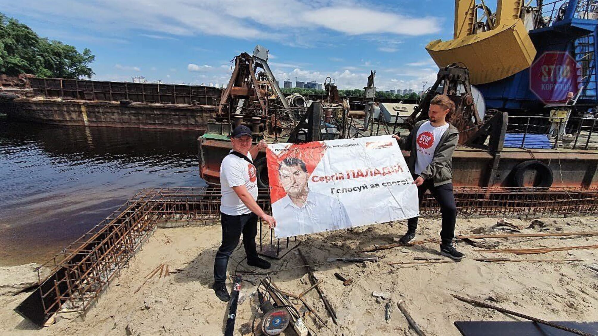 Підстилка під інструмент: виборчий плакат Паладія на незаконному складі піску насмішив активістів