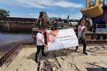 Подстилка под инструмент: предвыборный плакат Паладия на нелегальном складе песка насмешил активистов