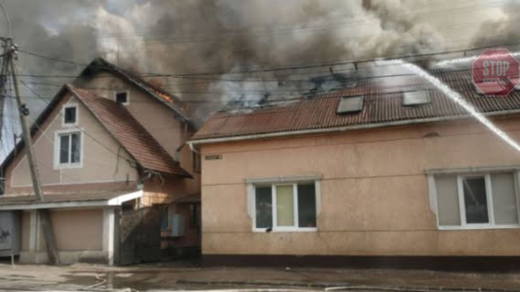На Закарпатье горит мотель (видео)