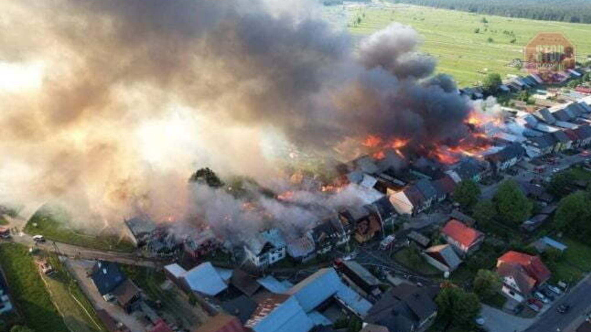 Пожежа в Польщі: згоріли десятки будинків та постраждали місцеві жителі (відео)