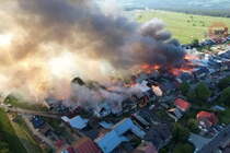 Пожежа в Польщі: згоріли десятки будинків та постраждали місцеві жителі (відео)
