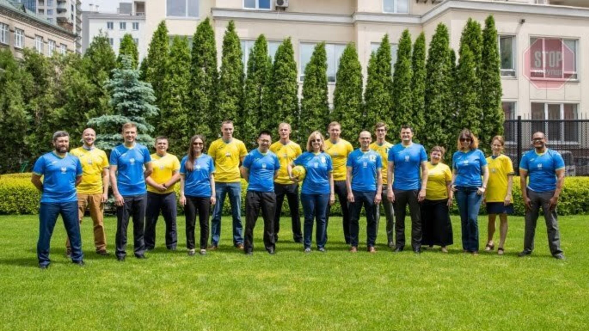 Американські дипломати одягнули форму української збірної на Євро-2020 (фото)