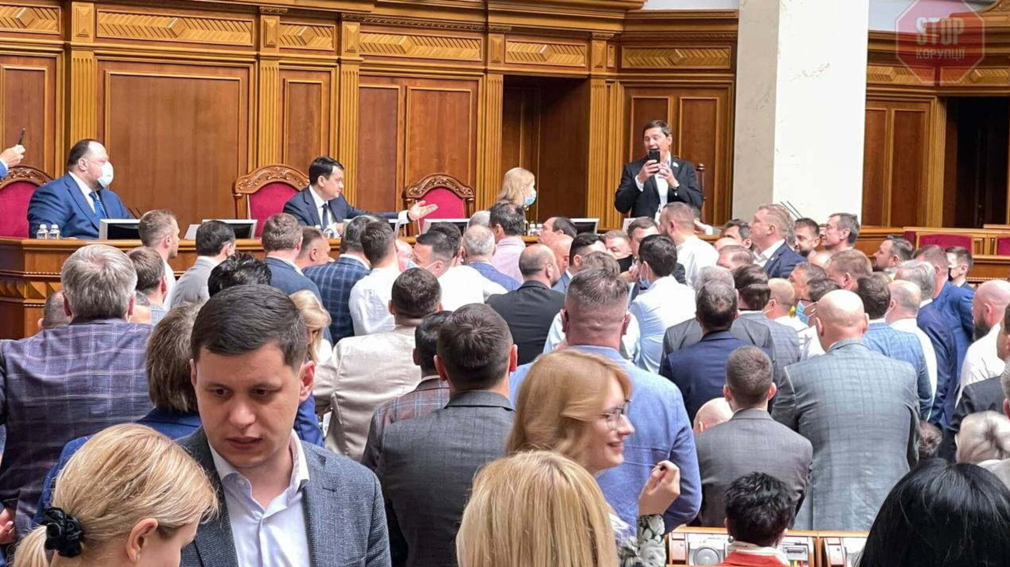 “Шкода, що “ОПЗЖ” не розстрілюють”: у Раді розпочалася бійка після виступу нардепа від “слуги”