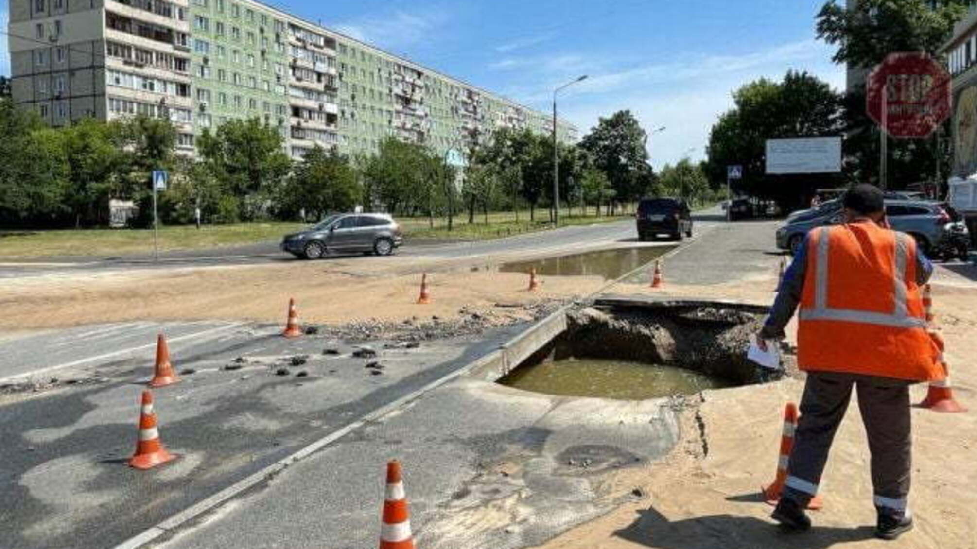 'Апокалипсис' на Дарницком бульваре: в Киеве прорвало водопровод (видео)