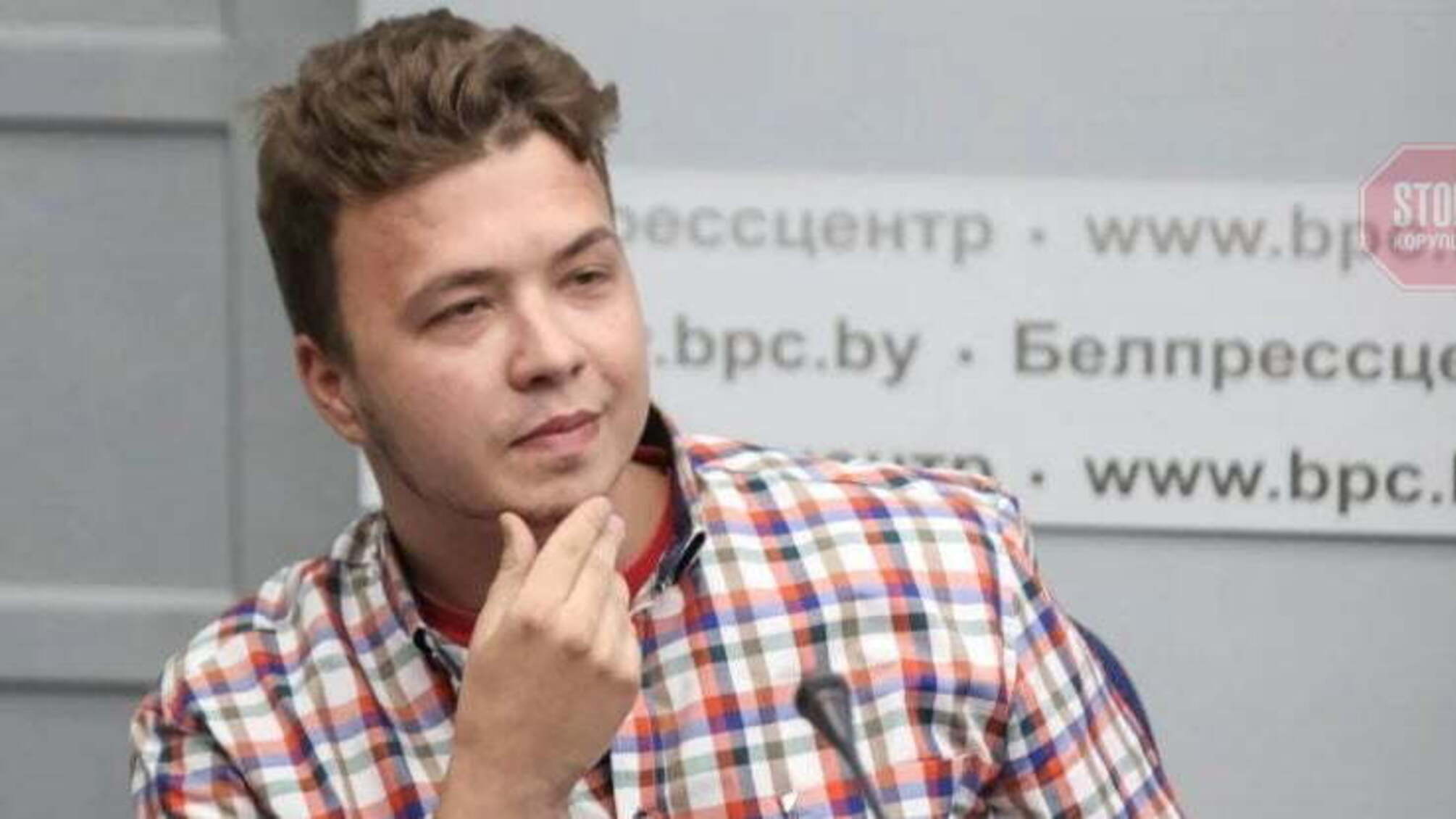 Затриманого Протасевича привели на брифінг МЗС Білорусі. Частина журналістів вийшла із зали