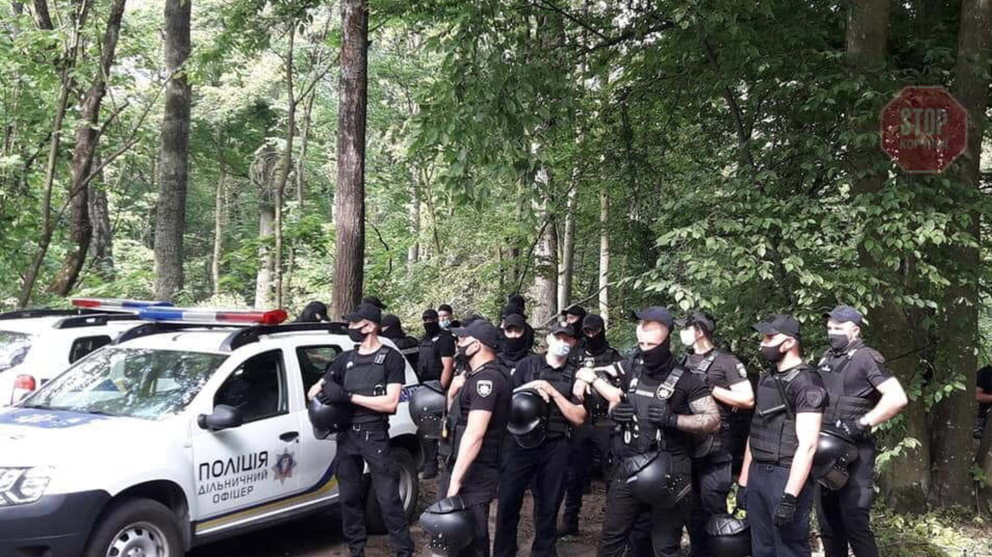 Світлозвукові гранати та тітушки: сутички у Пущі-Водиці через забудову лісу екснардепом Андрієвським