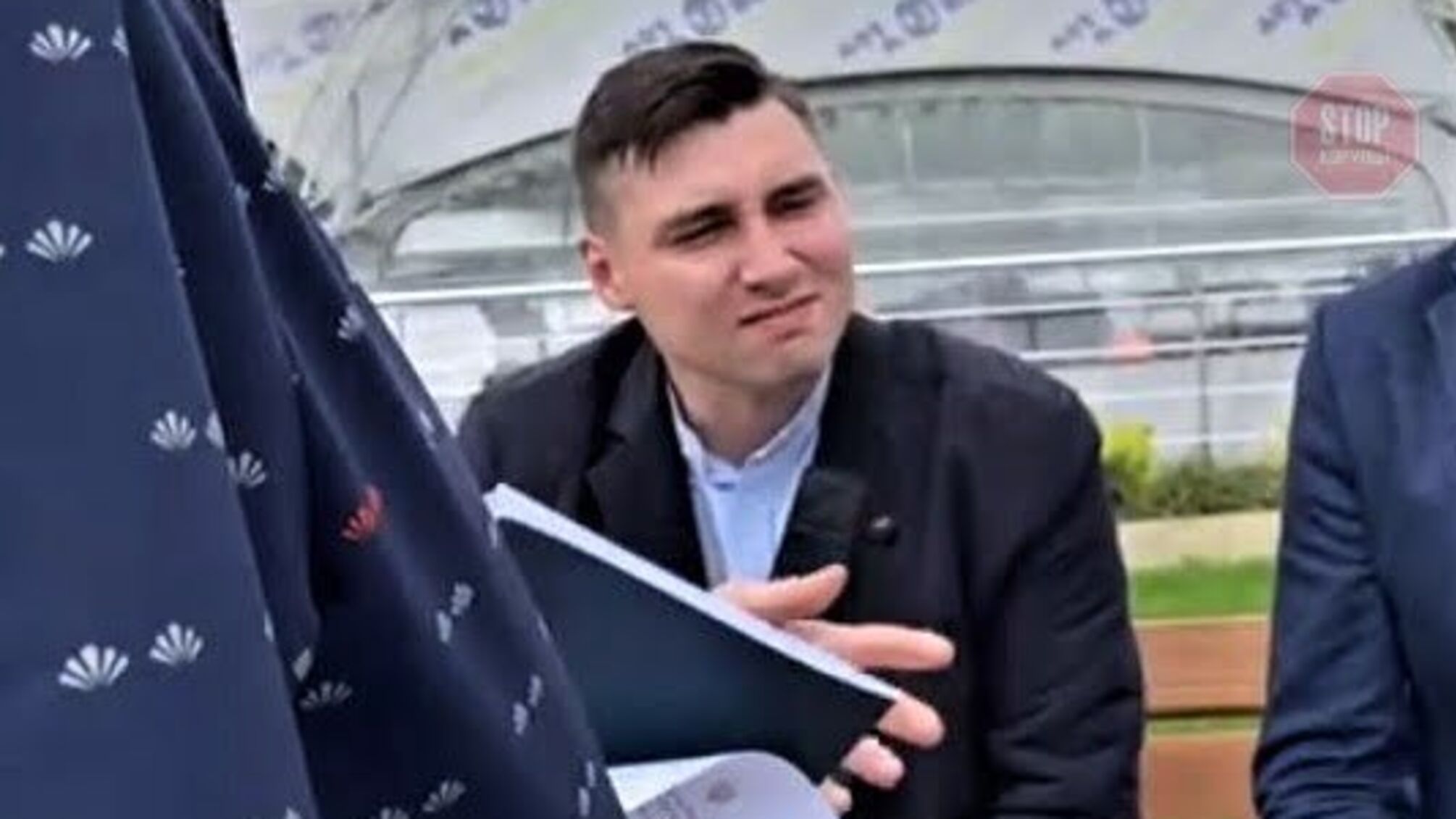 В Киеве начальник управления Госгеокадастра инспектиоовал кафе при автомойке, а потом спрятался от журналистов (фото)