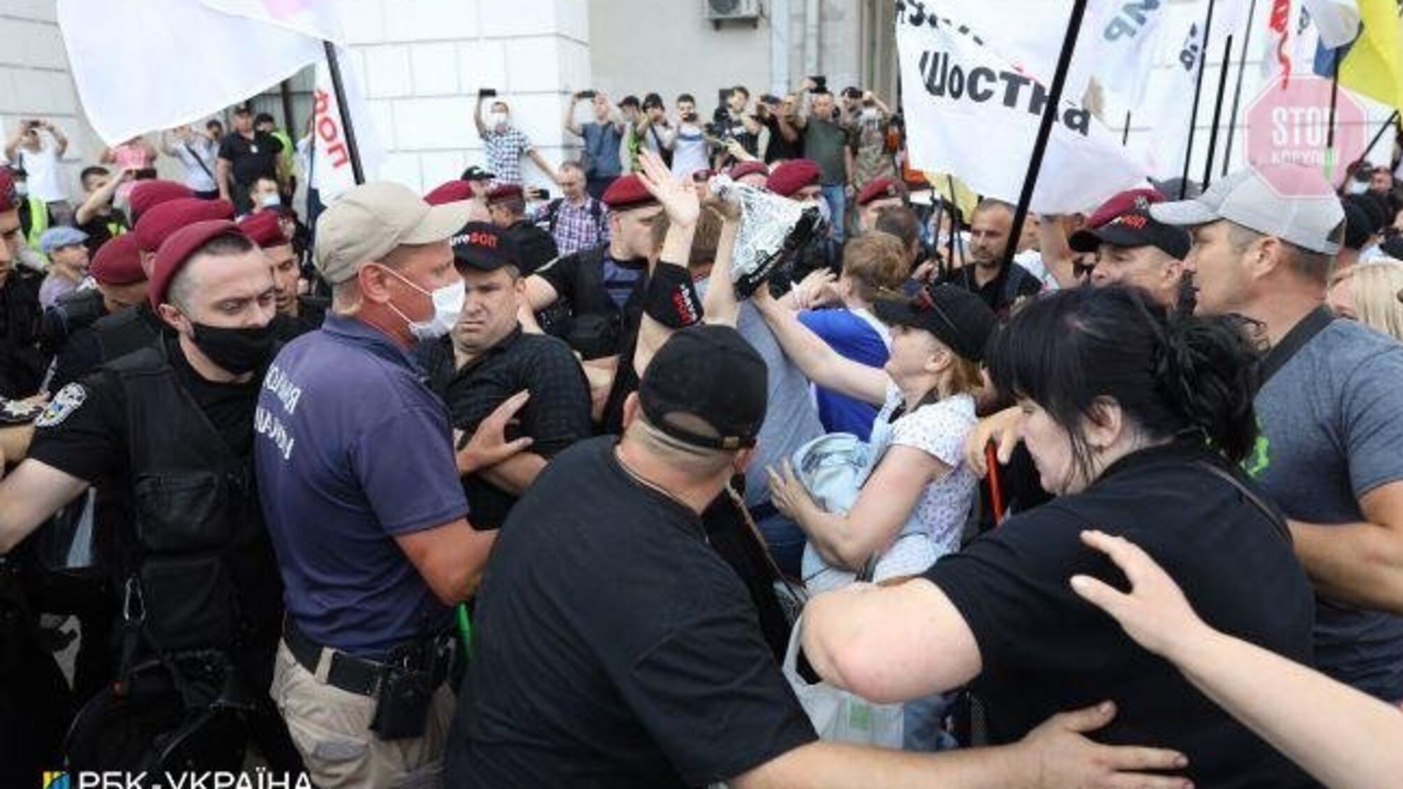 У центрі Києва сталася сутичка між поліцейськими та ФОПами (фото, відео)
