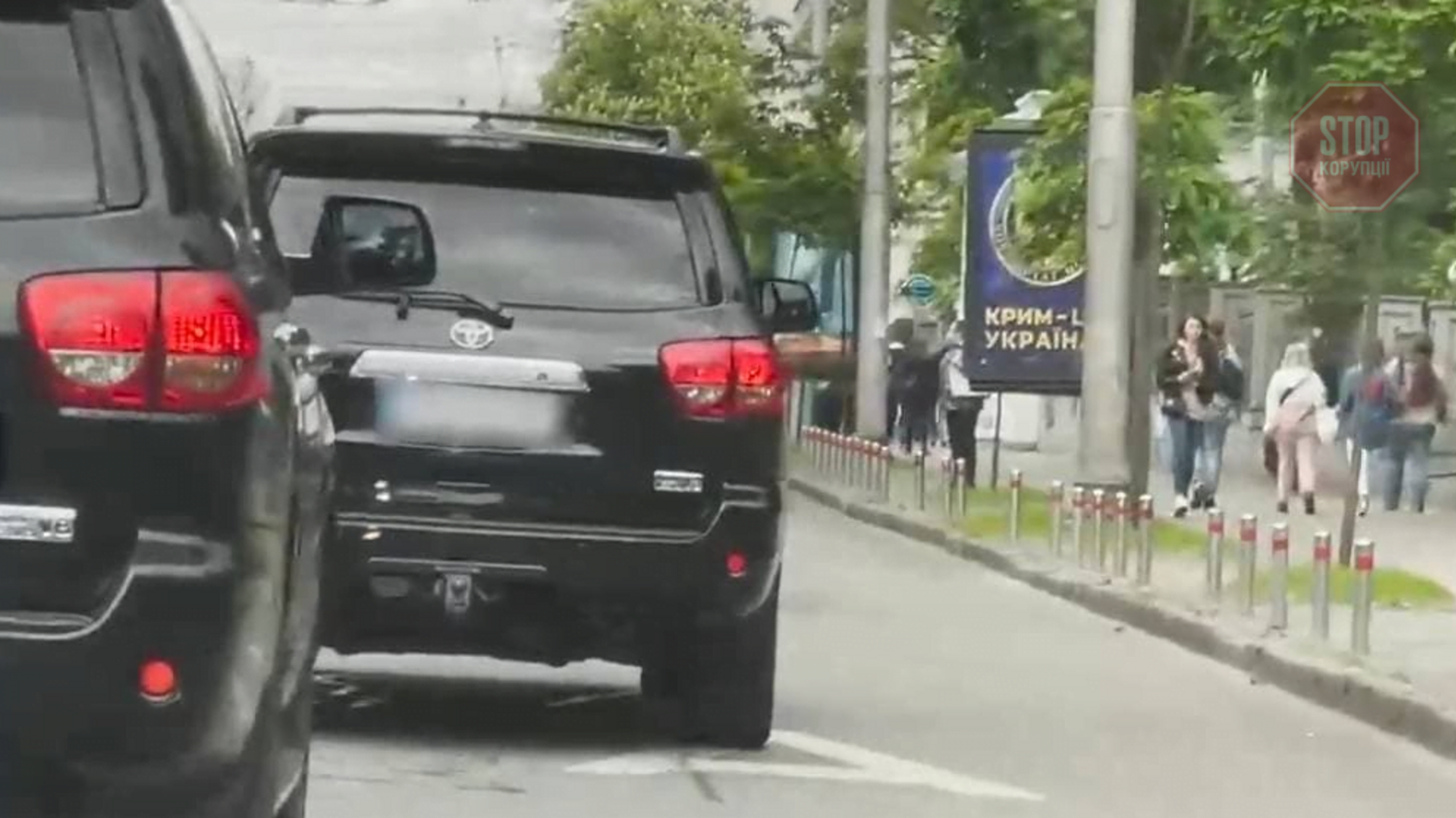 Машина сопровождения мэра Кличко нарушает ПДД в Киеве (видео)