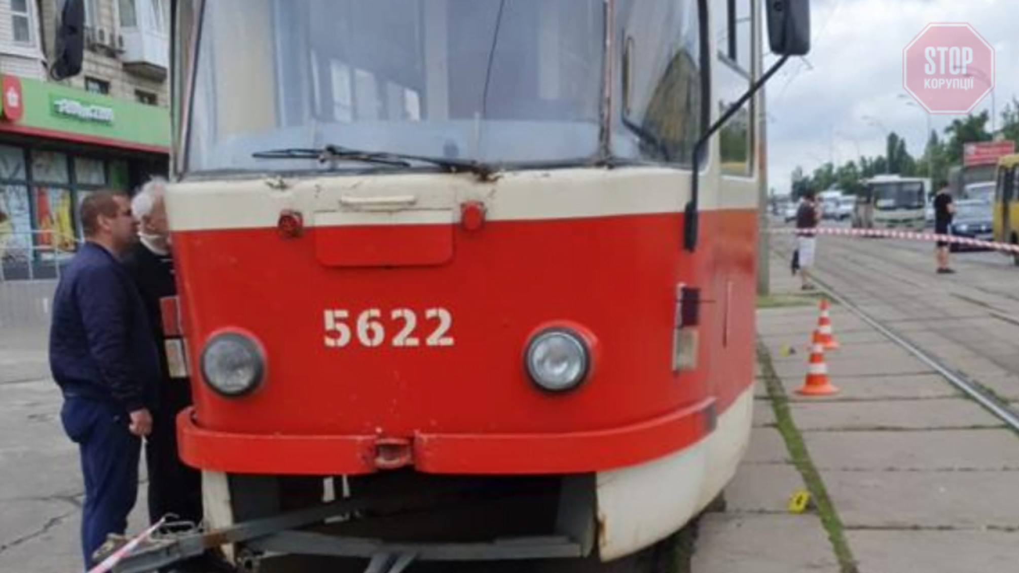 В столице женщина поскользнулась и попала под трамвай (видео 18+)