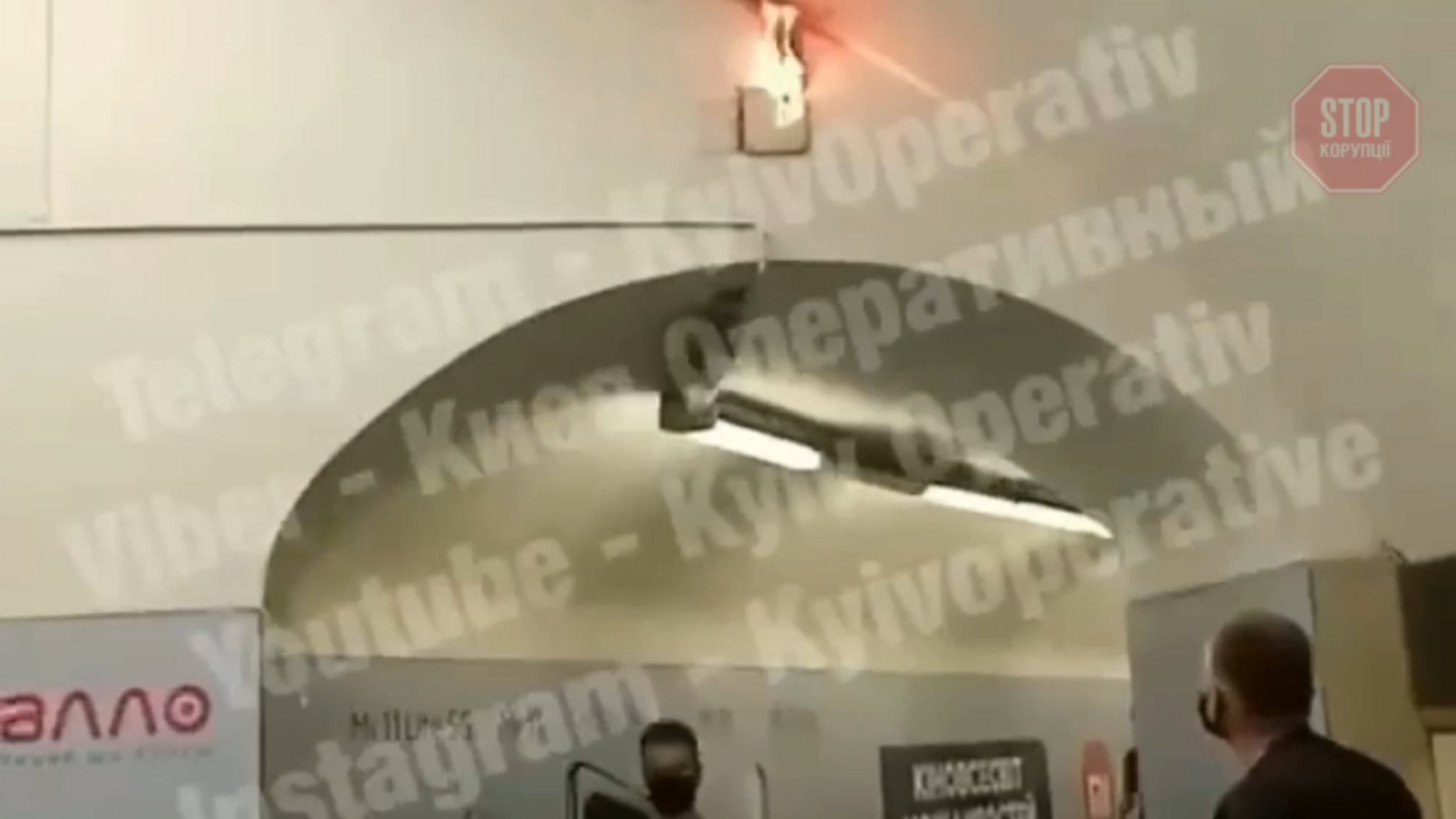 Тушили шваброй: в столичном метро произошел пожар (видео)