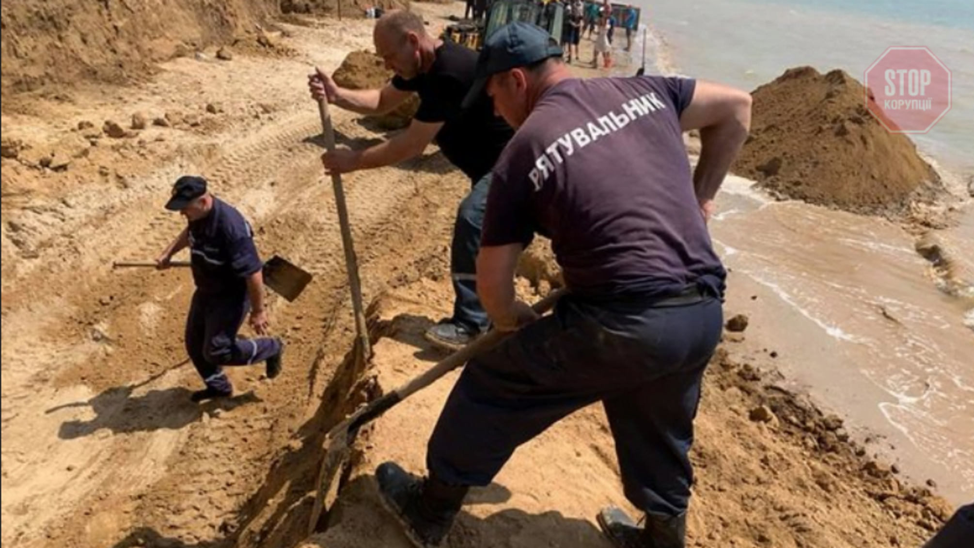 Зсув ґрунту біля моря на Одещині: рятувальники розчистили завали