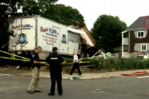 В США мужчина на угнанном грузовике врезался в дом и устроил стрельбу, есть погибшие