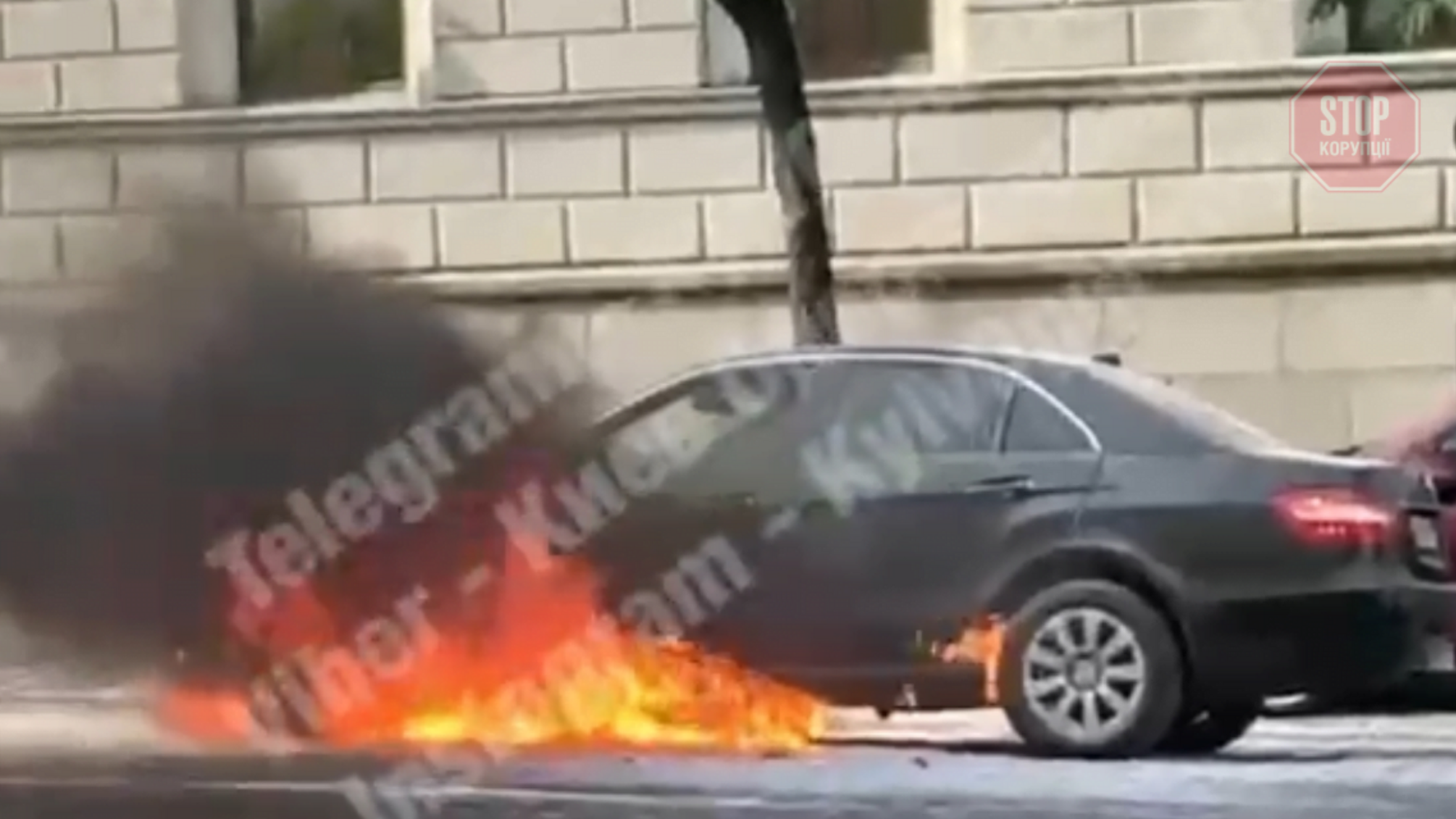 В столице возле офиса 'Нафтогаза' сгорел Mersedes (видео)