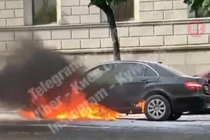 В столице возле офиса ''Нафтогаза'' сгорел Mersedes (видео)