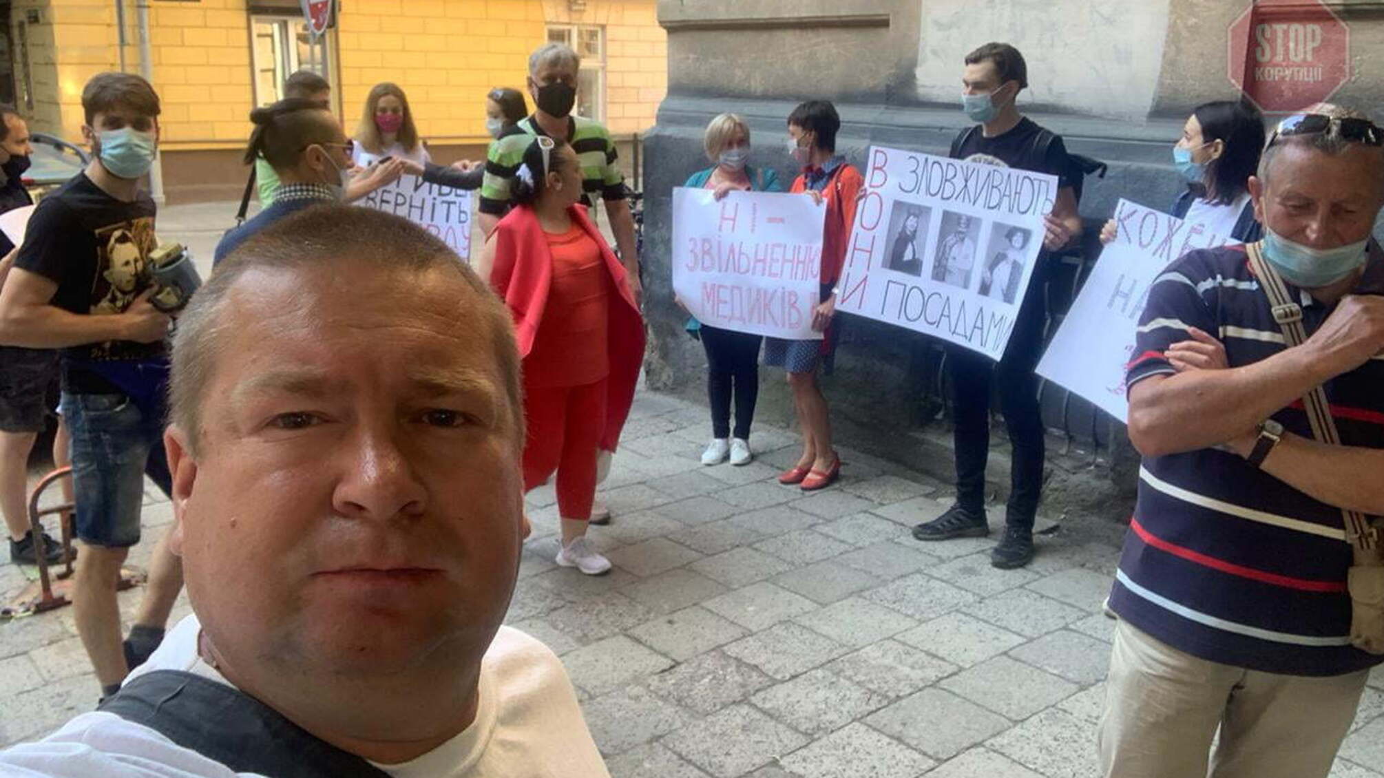 Активісти Львова вимагають поновити на роботі лікаря «Охматдиту» (фото)