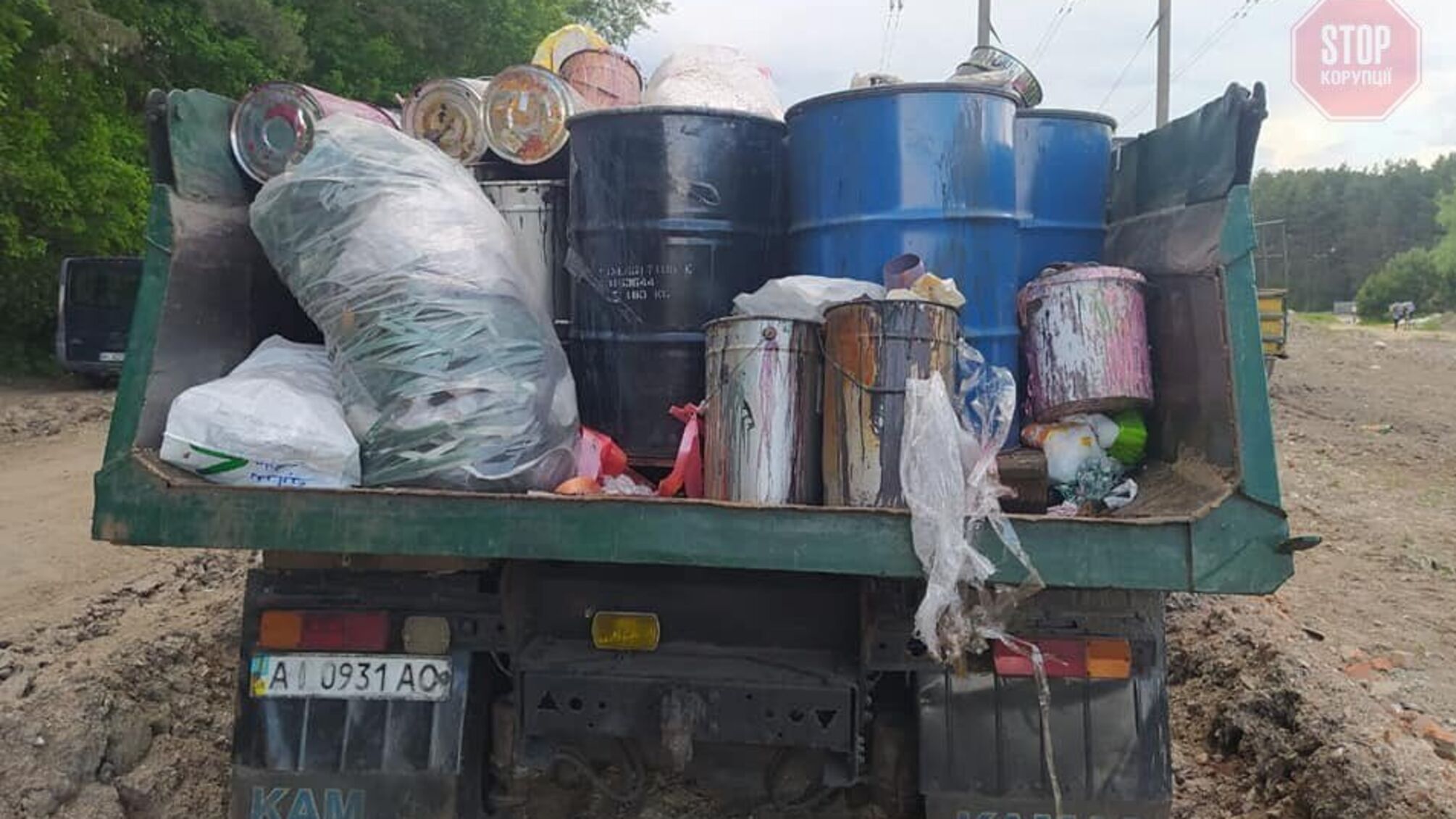 Здоров’я вартістю 130 тисяч: на Київщині за хабар хотіли захоронити токсичне сміття (фото)