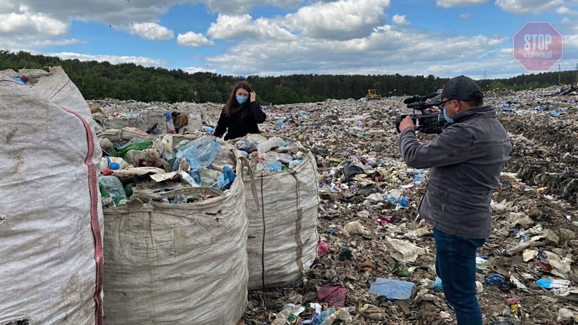 Киевская область утопает в токсичном мусоре, который свозят в село Новые Петровцы (фото)