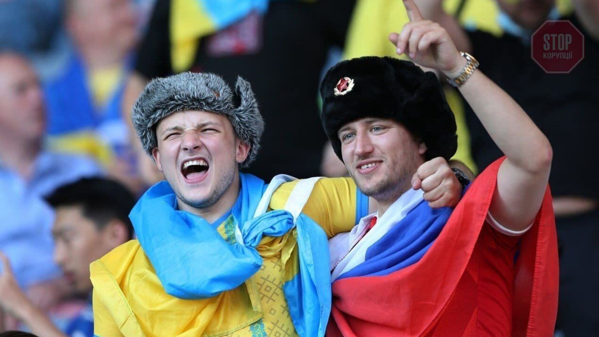 Вболівальники побили чоловіка з російським триколором, який сфотографувався з українцем (відео)