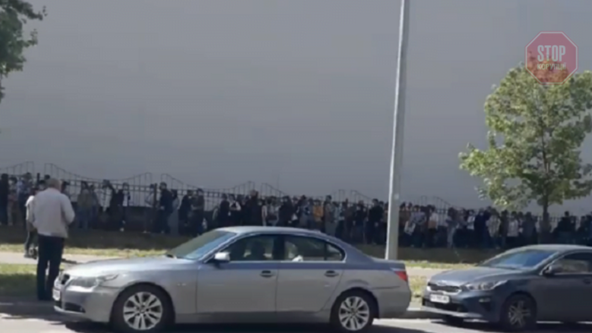 У столиці біля Центру вакцинації від коронавірусу утворилися кілометрові черги (відео)