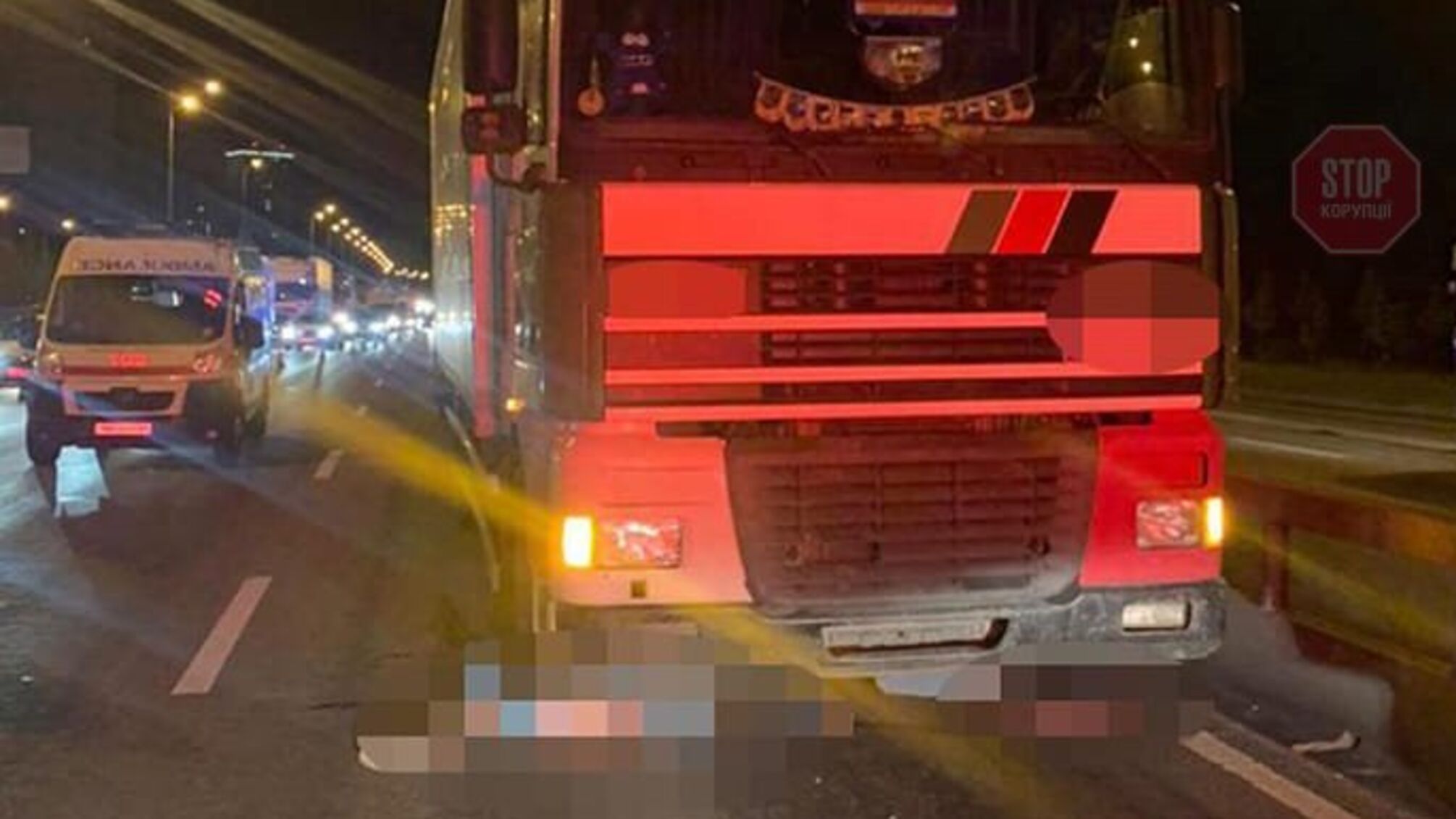Перебігали дорогу: у столиці вантажівка збила на смерть двох людей