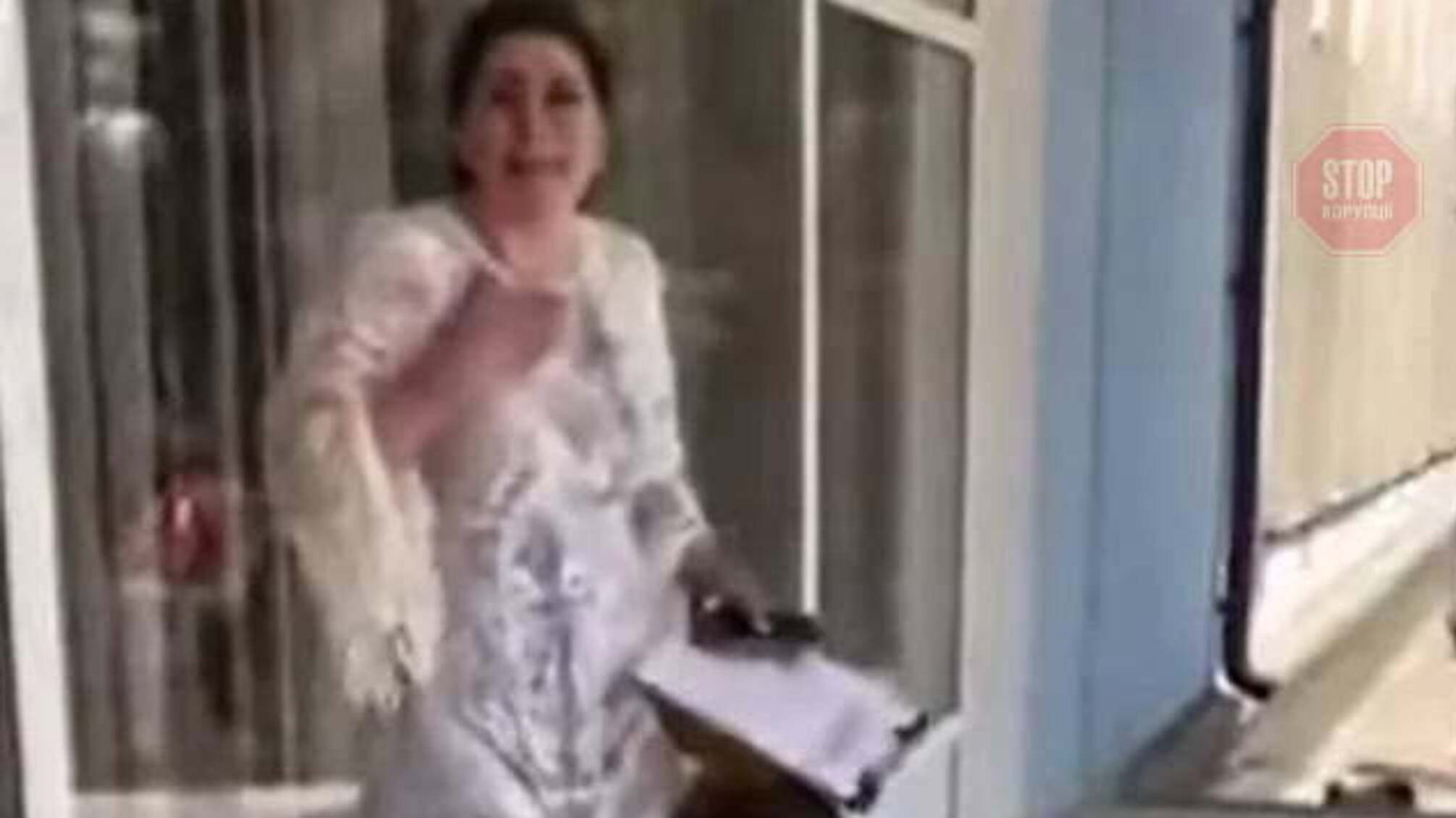 'Я тебе дам 300 евро, скотина!': на Буковине на завуча медколледжа вылили ведро фекалий (видео 18+)