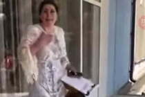 ''Я тебе дам 300 евро, скотина!'': на Буковине на завуча медколледжа вылили ведро фекалий (видео 18+)