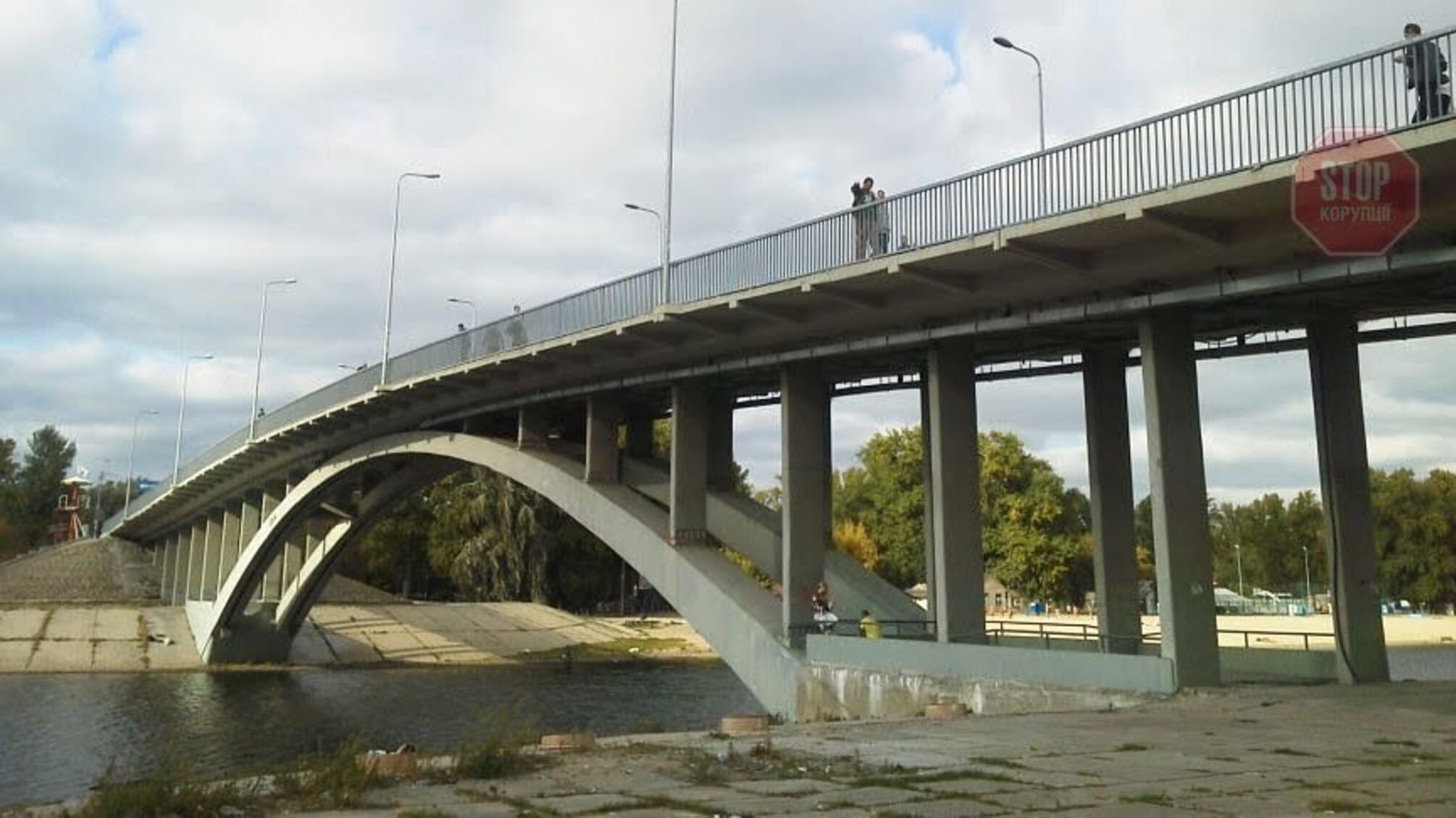 Під столичним мостом знайшли міну