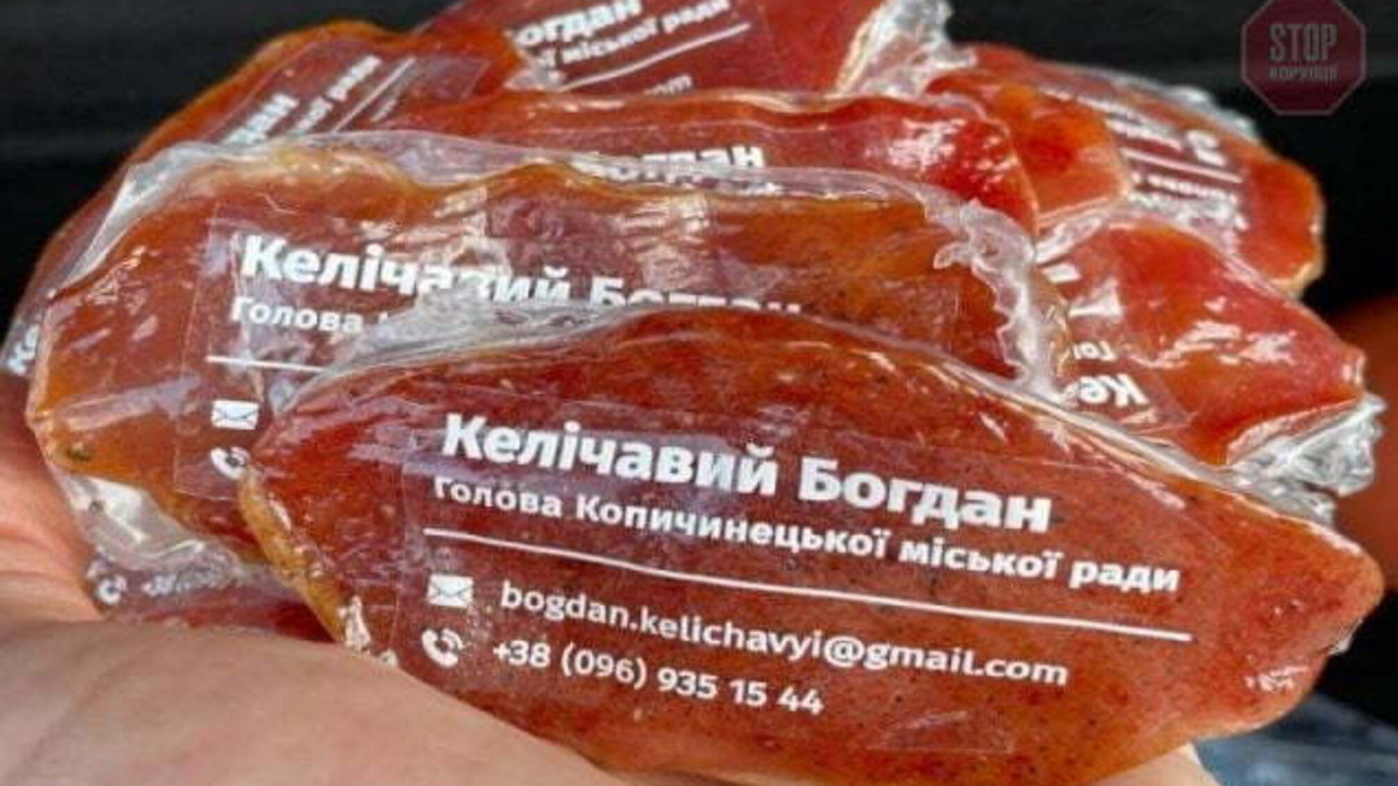 “Ковбасна столиця”: на Тернопільщині голова громади зробив собі візитки з м’яса