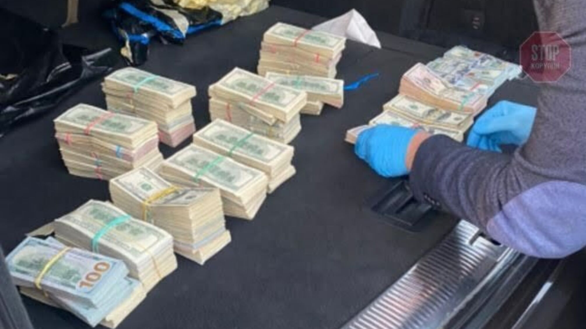 Коррупция на Волынской таможне: у одного из у начальника таможенного поста нашли более 700 тыс. долларов