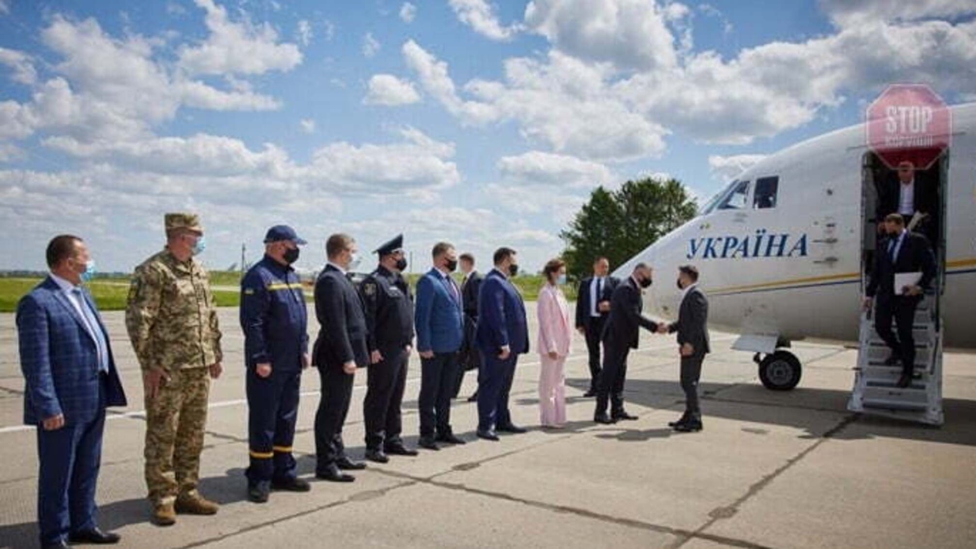 Зеленський полетів на Хмельниччину, щоб подивитися на дороги