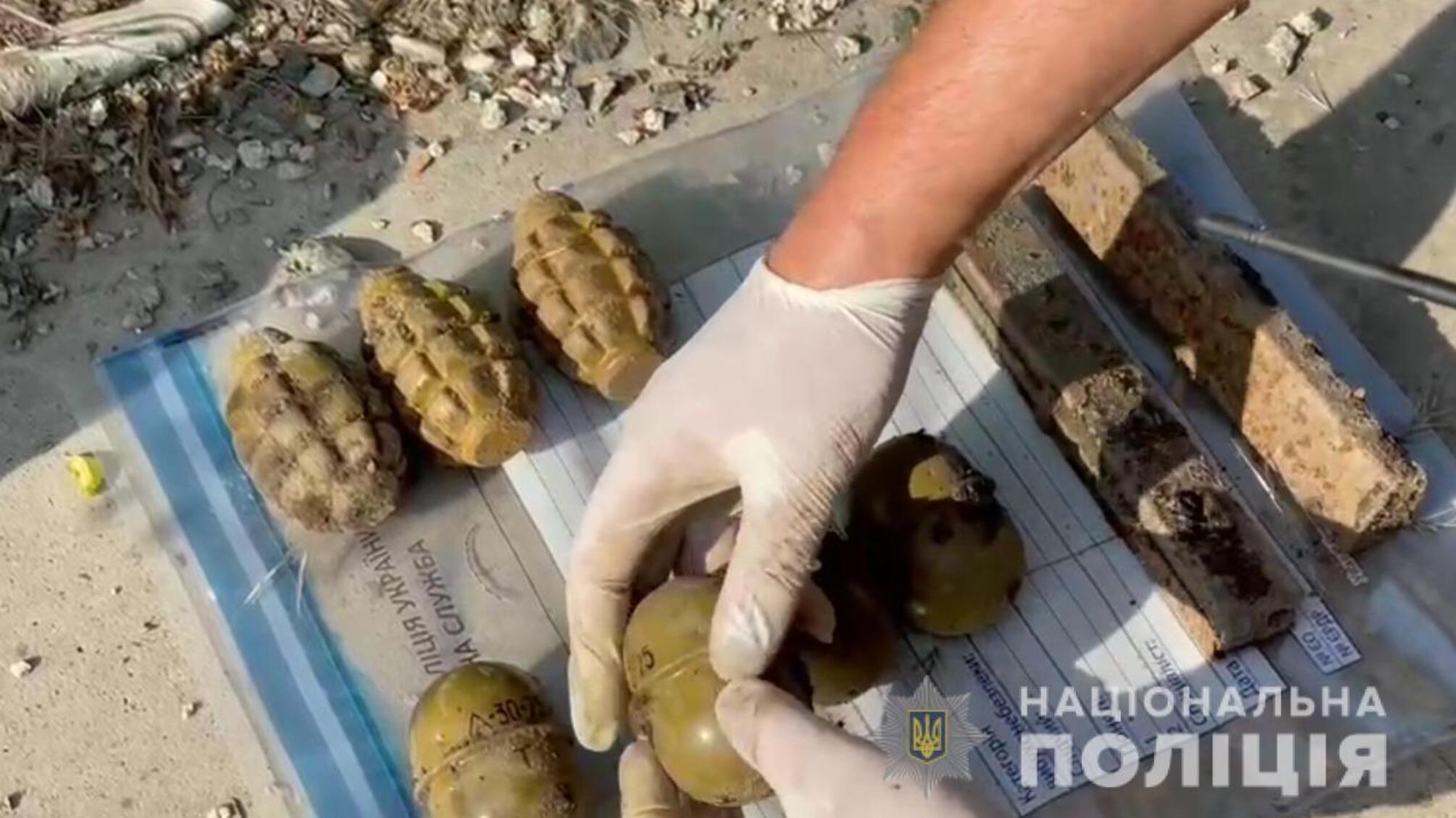 В Одеському районі правоохоронці виявили схрон зі зброєю та боєприпасами