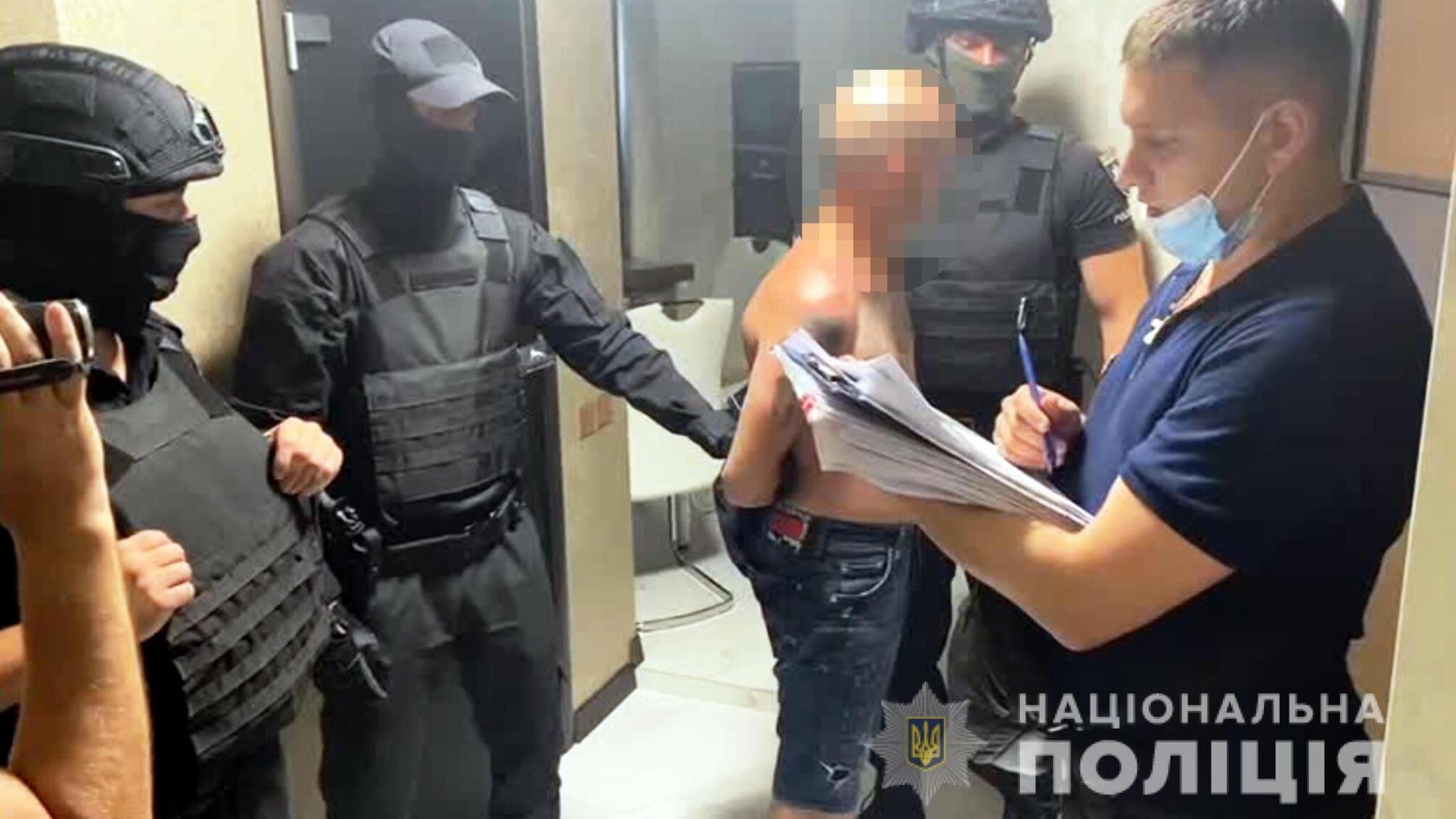 Поліцейські затримали харків’ян за підозрою у викраденні з автомобіля жителя Одеси більше трьохсот тисяч гривень