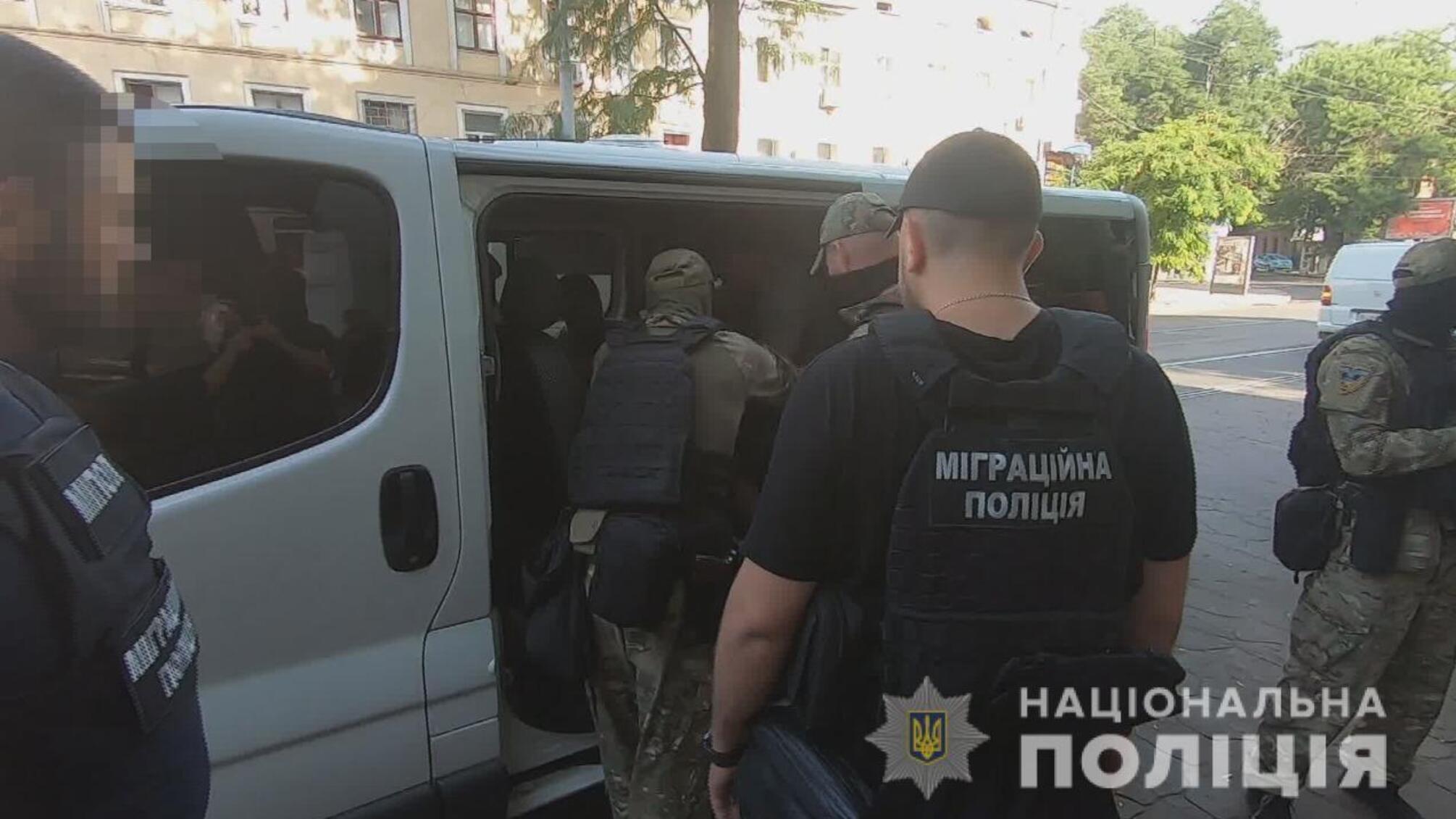 Правоохоронці Одещини продовжують боротьбу з нелегальними мігрантами та упереджують їхню злочинну діяльність у регіоні