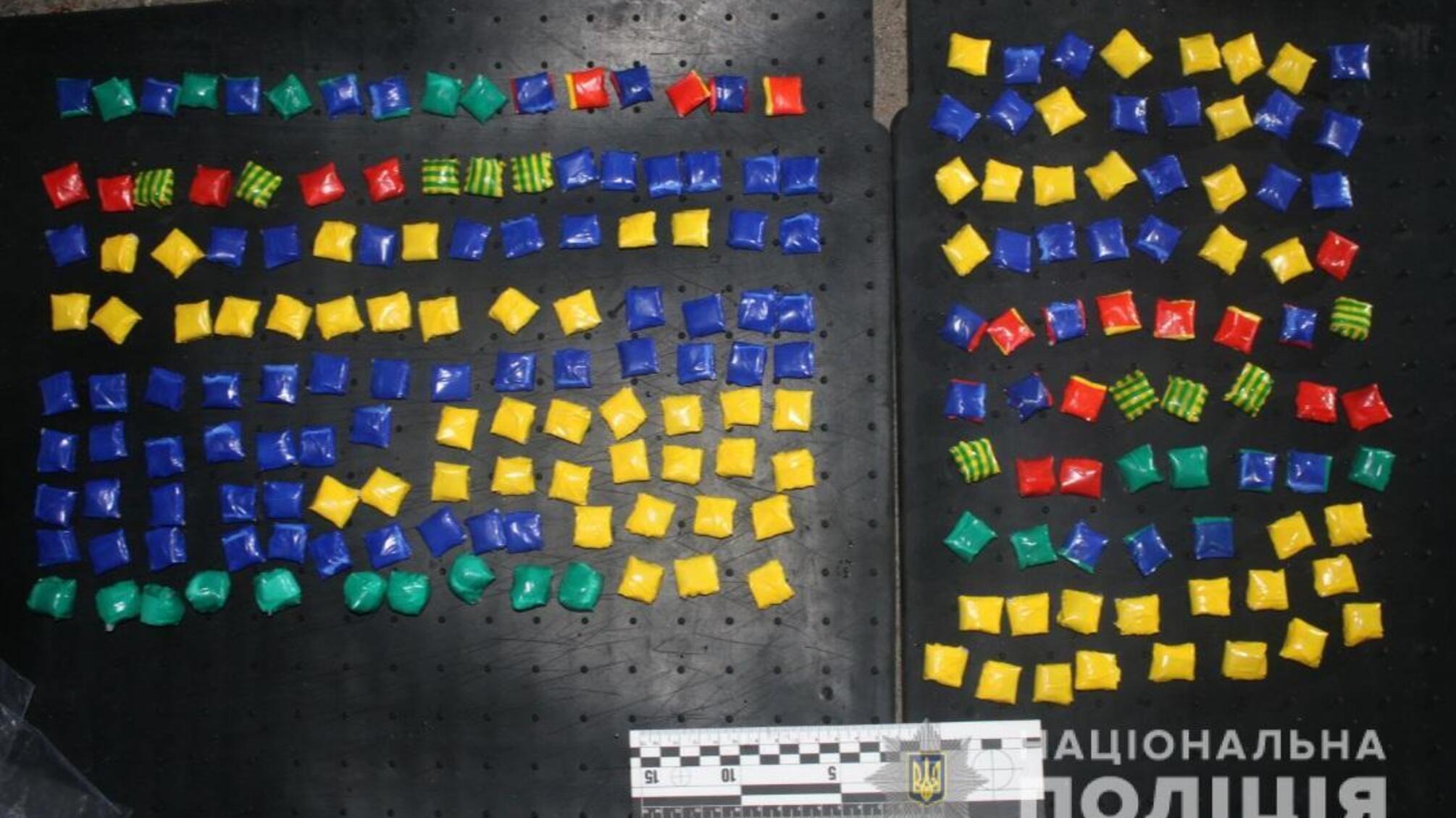 Поліцейські вилучили у 24-річного одесита понад дві сотні пакунків із «солями» та канабісом