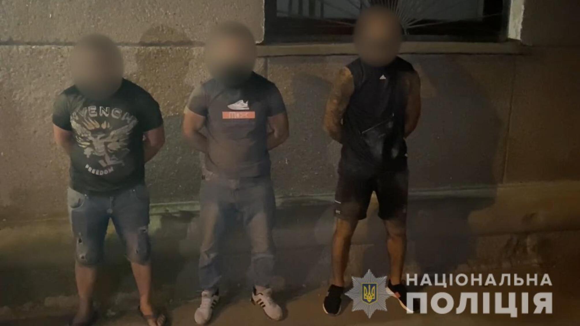 В Одесі правоохоронці затримали групу осіб за підозрою у розбійному нападі та вимаганні грошей у підприємця