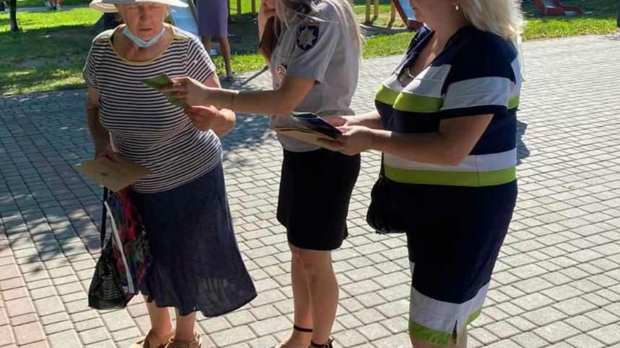 Поліцейські Одещини вийшли до людей із запитанням, чи знають вони щось про торгівлю людьми та домашнє насильство
