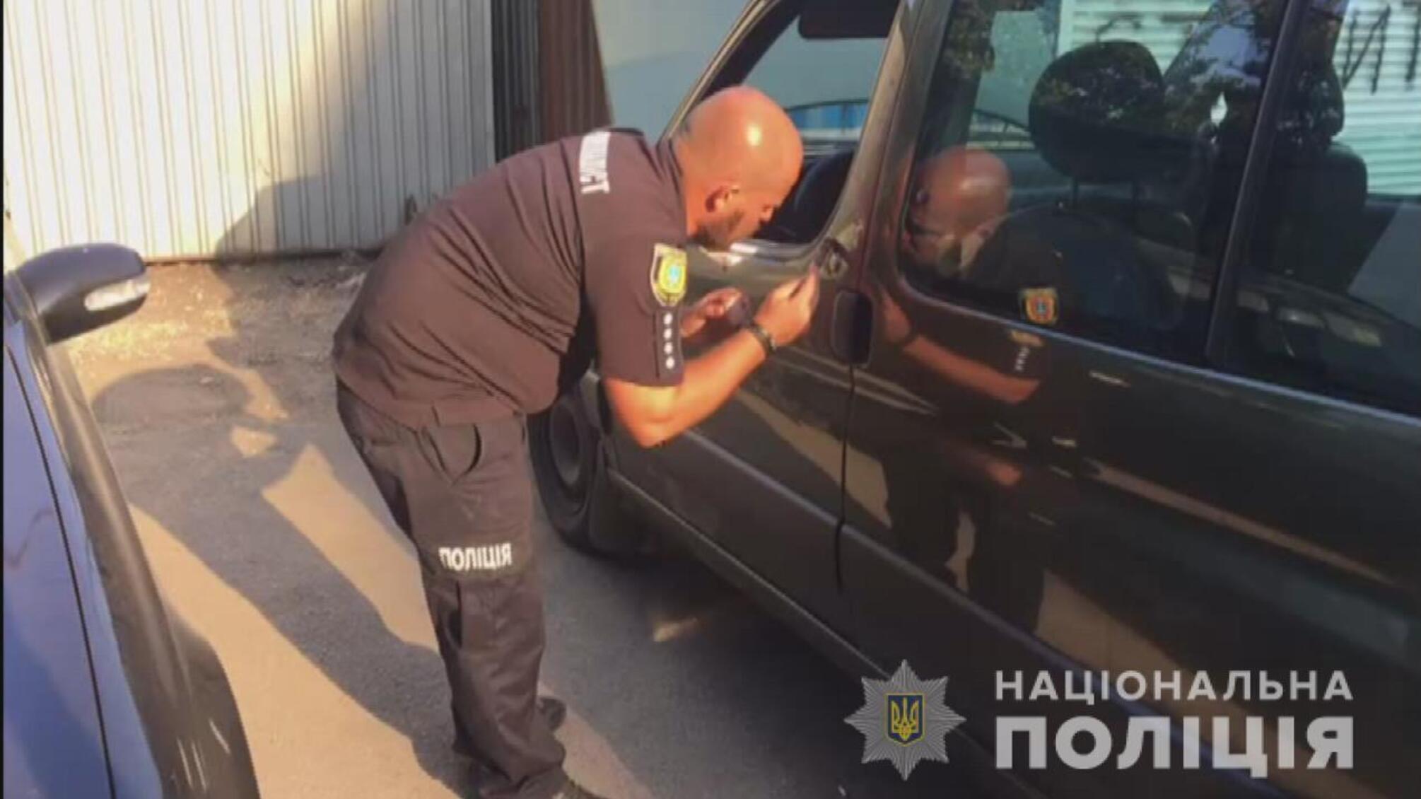 Поліцейські оперативно затримали двох іноземців за підозрою у крадіжці з автомобіля одесита