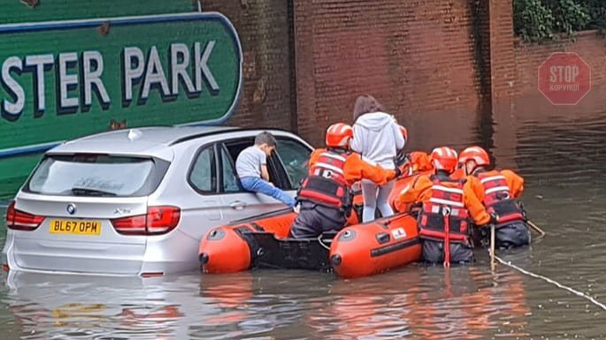 Закрыли метро и дороги: Лондон затопило (фото, видео)